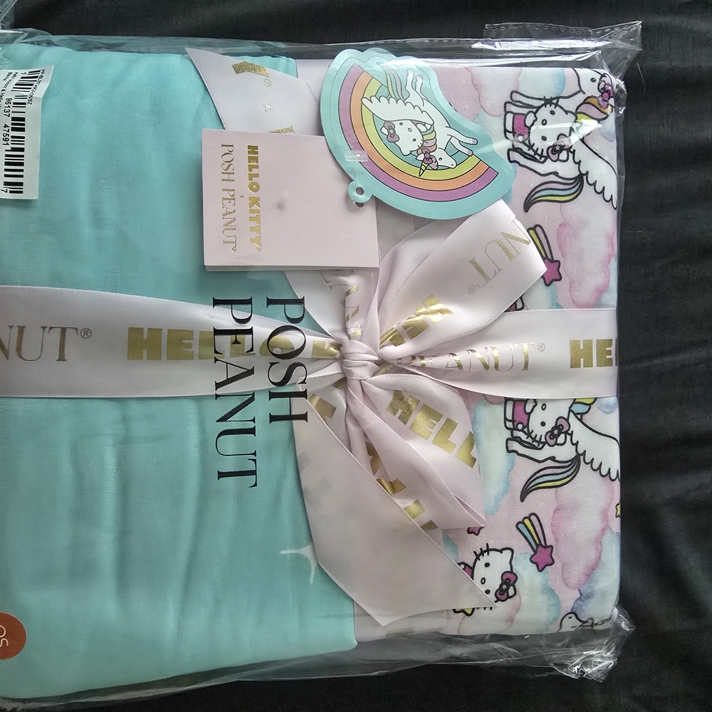 Posh Peanut Hello Kitty Turquoise Blanket - Picture 1 of 2